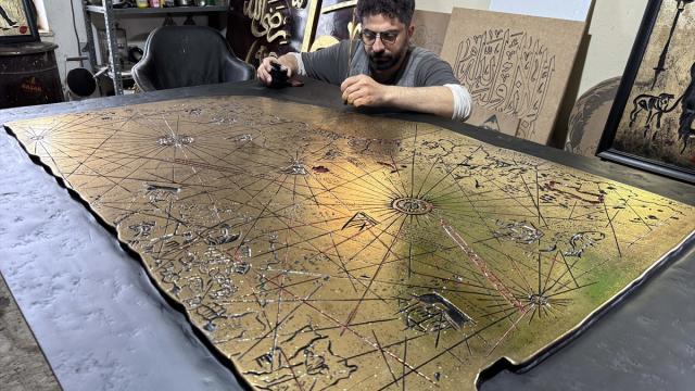 Piri Reis'in haritasını varak sanatıyla ahşap üzerine işledi