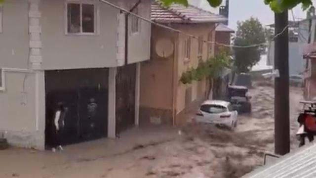 Bursa'da sağanak: Evleri su bastı, çatı çöktü