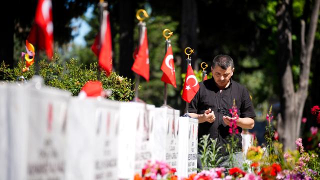 Şehitliklerde buruk bayram