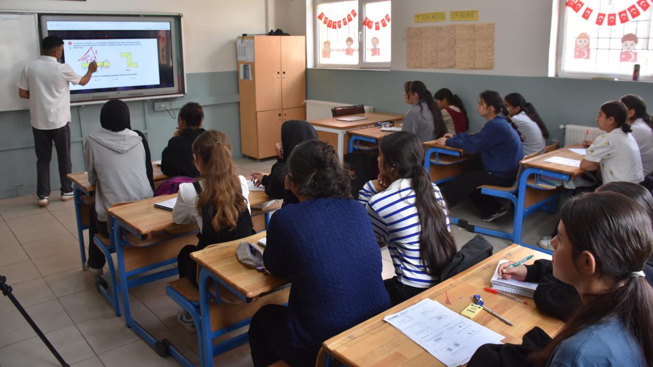 Şırnaklı öğrencilerin sınav heyecanına Mehmetçik'ten destek