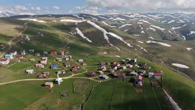 Trabzon'un yaylaları doğal güzellikleriyle ziyaretçilerini ağırlıyor