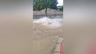 Adana'da su borusu patladı, cadde göle döndü
