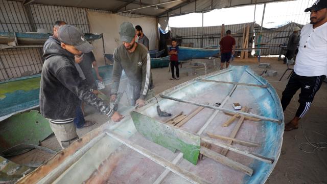 Filistinli balıkçılar İsrail saldırılarında hasar gören teknelerini kısıtlı imkanlarla onarıyor