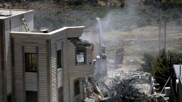 İsrail ordusu Batı Şeria'da Filistinlilere ait bir evi yıkarak 5 kişiyi evsiz bıraktı