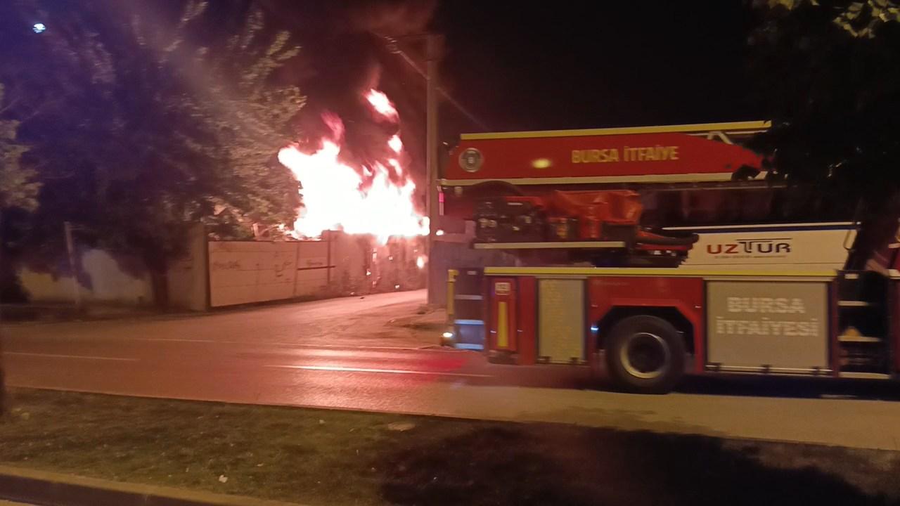 Bursada geri dönüşüm tesisinde yangın