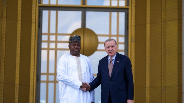 Cumhurbaşkanı Erdoğan, Nijer Cumhurbaşkanı Tchiani'yi resmi törenle karşıladı
