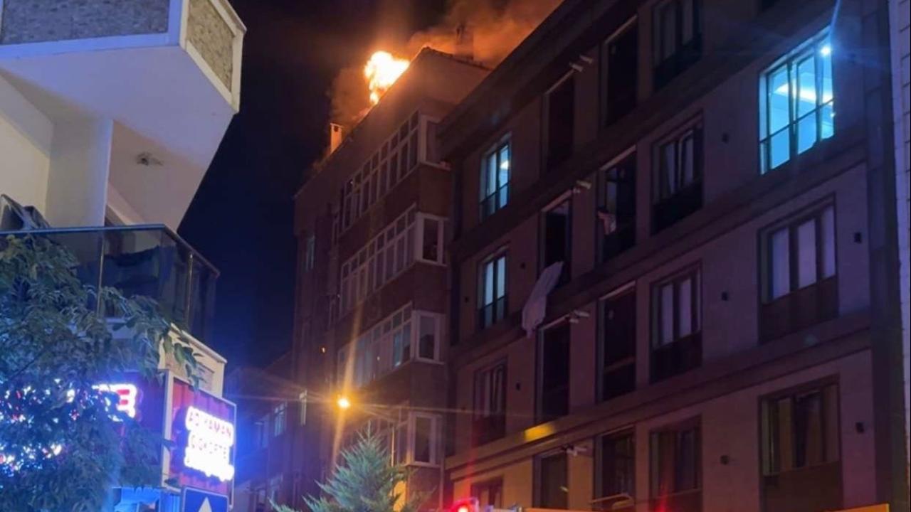 İstanbul’da 4 katlı binanın çatısında yangın