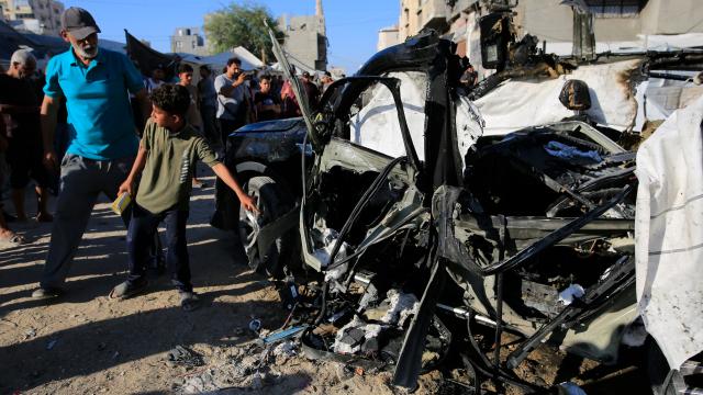Katil İsrail Gazze'de bir aracı hedef aldı