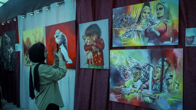 Filistinli ressamlar Gazze'de günlük yaşamdaki sıkıntıları çizimleriyle anlattı