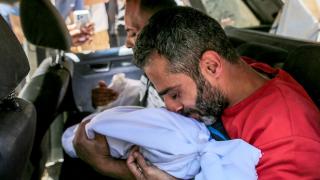 İsrail'in Gazze'de mülteci kampına düzenlediği saldırıda biri çocuk 3 kişi hayatını kaybetti
