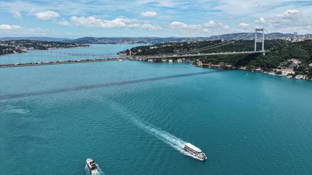 İstanbul Boğazı turkuaz renge büründü