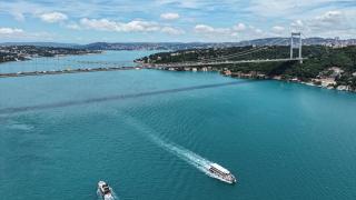 İstanbul Boğazı turkuaz renge büründü