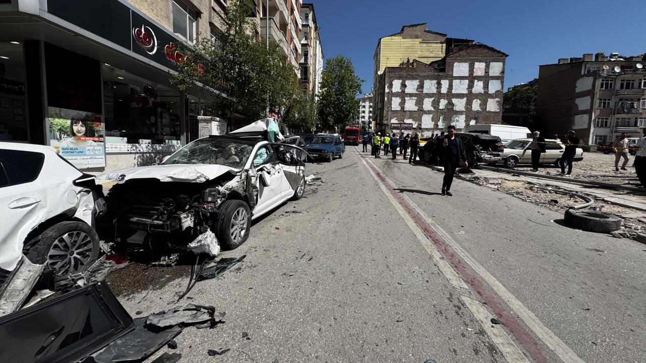 Hafriyat kamyonu ortalığı savaş alanına çevirdi