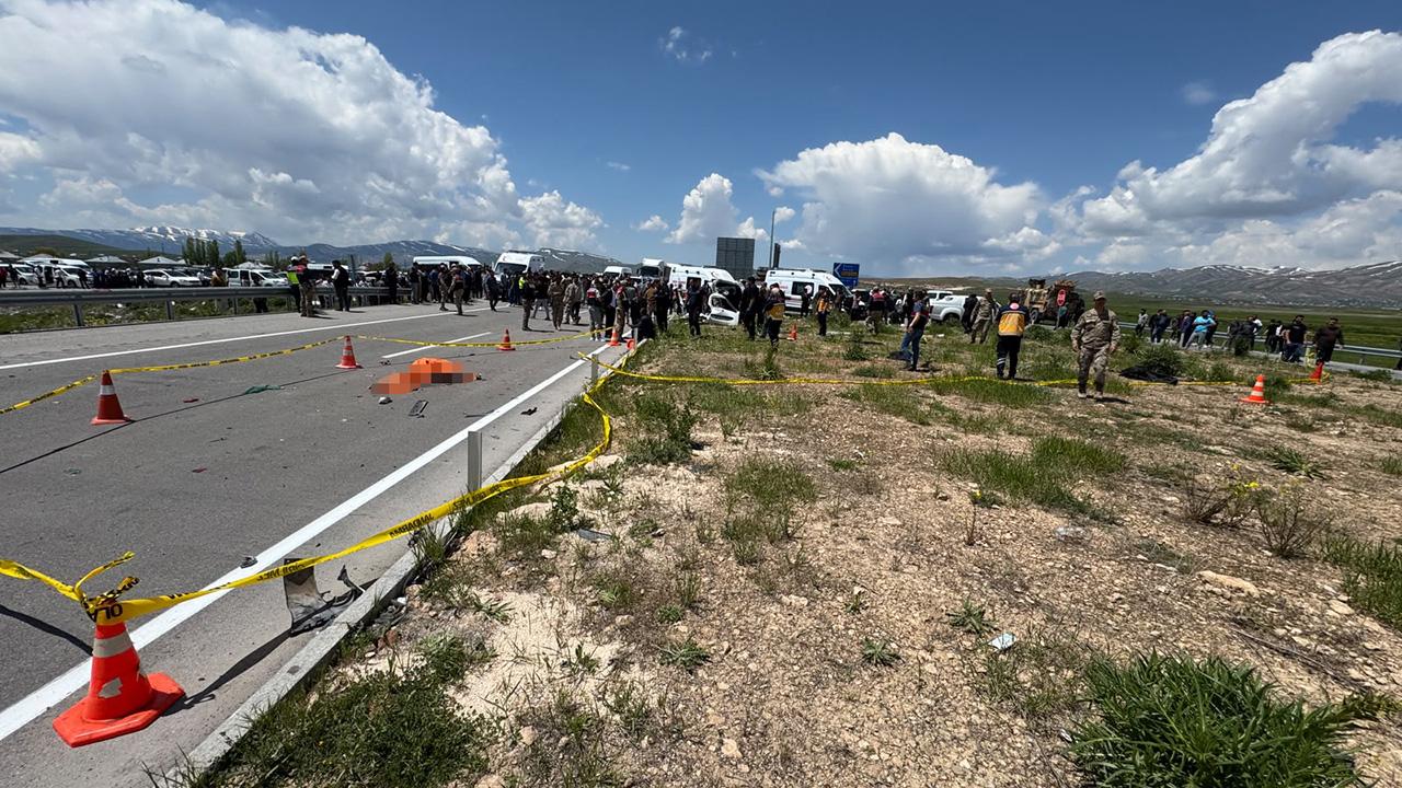 Van’da pikap ile hafif ticari araç çarpıştı: 4 ölü, 4 yaralı