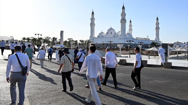 Medine'deki mukaddes mekan ve alanlarda hacıların ziyaretleri sürüyor