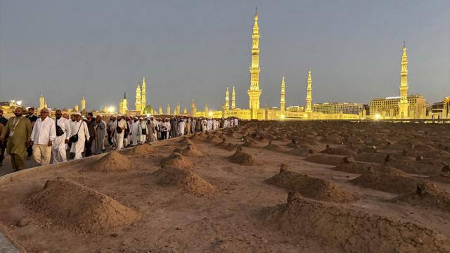 Medine'deki mukaddes mekan ve alanlarda hacıların ziyaretleri sürüyor