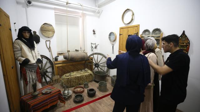 Muş'ta müzeye dönüştürülen 88 yıllık okul binası geçmişe ışık tutuyor