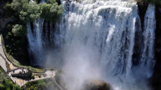 Kar sularıyla coşan Tortum Şelalesi'nde turizm hareketliliği başladı