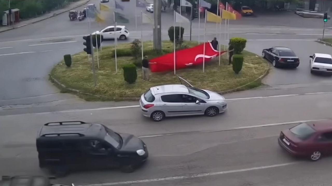 Kavşağa düşen Türk bayrağını yoldan geçen sürücüler kaldırdı