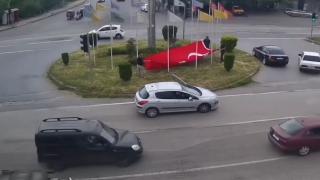 Kavşağa düşen Türk bayrağını yoldan geçen sürücüler kaldırdı