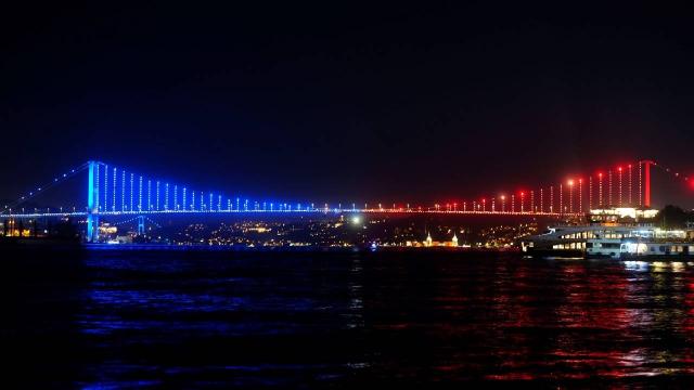 15 Temmuz Şehitler Köprüsü Jandarma Teşkilatının kuruluş yıl dönümü dolayısıyla ışıklandırıldı