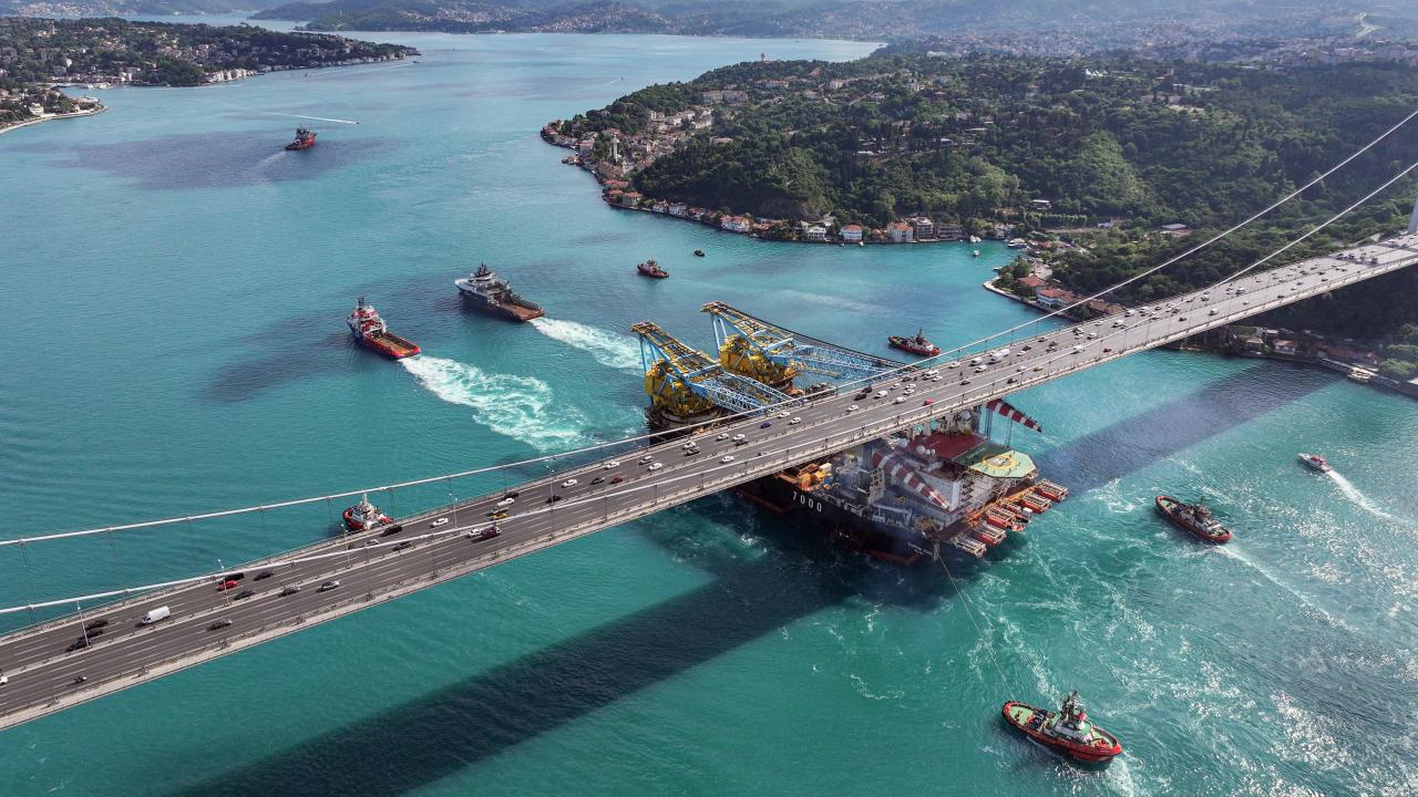 Dev vinç gemisi İstanbul Boğazı'nda