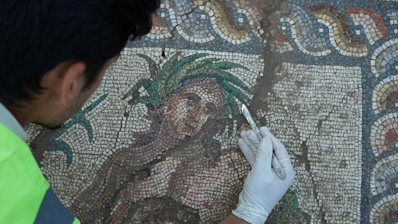  Mozaiğin merkezinde Genç Eurymedon yer alıyor