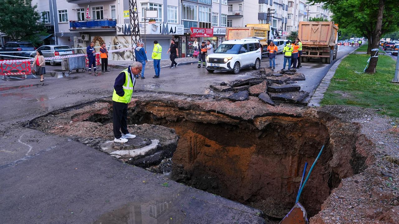 Ankara’da sağanak nedeniyle yol çöktü