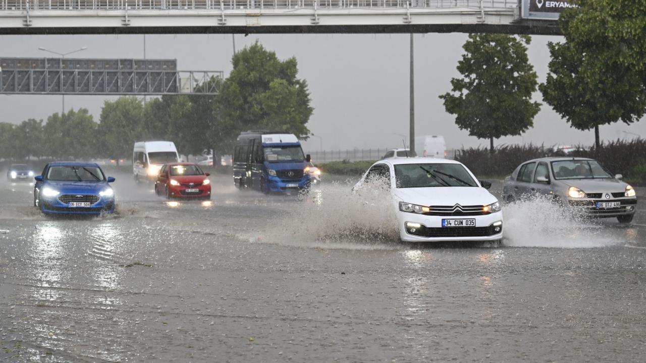 Ankara’da sağanak ve dolu etkili oluyor