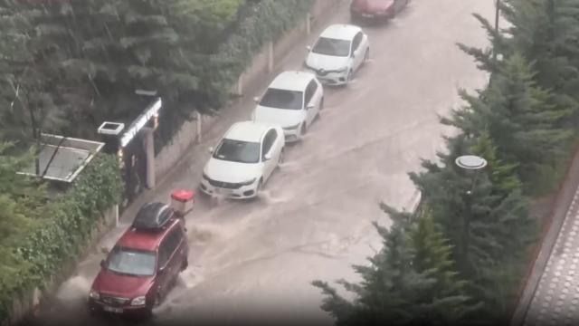 Ankara'da dolu ve sağanak etkili oldu
