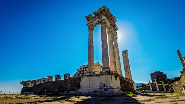 Bergama'daki Akropolis yapıları geçmiş ve bugünü aynı manzarada buluşturuyor