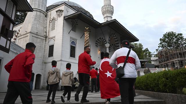 Berlin'de önce namaz, sonra milli maç