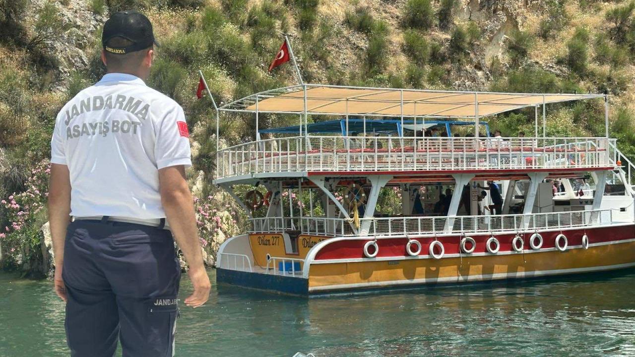 Birecik Baraj Gölü’nde arızalanan teknedeki 40 kişi kurtarıldı