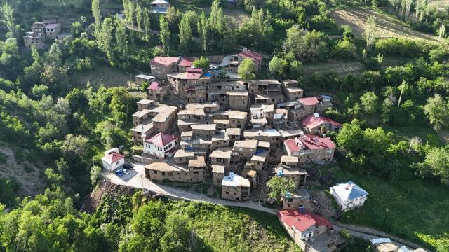 Bitlis'in köylerindeki 300 yıllık taş ve ahşap evler zamana direniyor