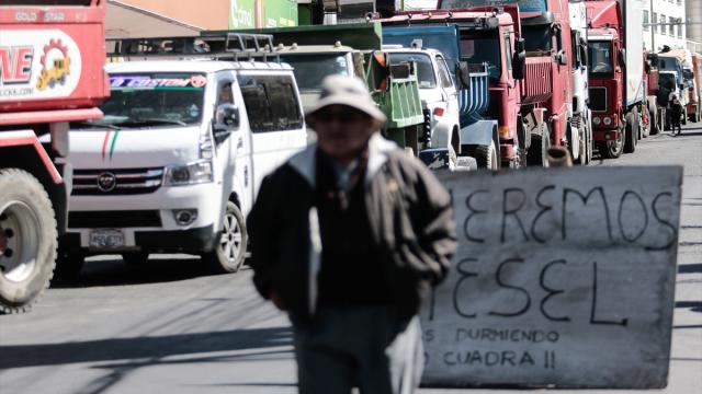 Bolivya'da yakıt ve gıda kıtlığı nedeniyle uzun kuyruklar oluşuyor