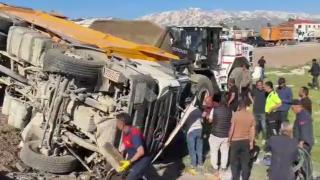 Hakkari'de yolcu minibüsü ile kamyon çarpıştı: 3 ölü