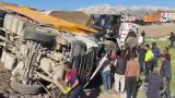 Hakkari'de yolcu minibüsü ile kamyon çarpıştı: 2 ölü