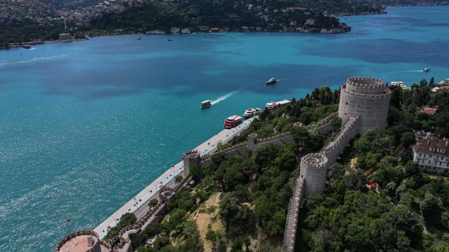 İstanbul Boğazı turkuaz renge büründü