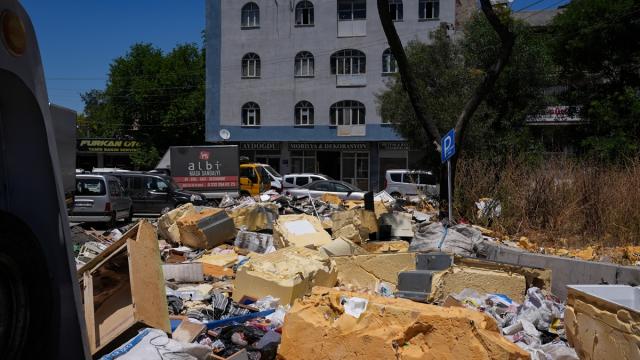 İzmir'de Karabağlar Sanayi Sitesi'nde oluşan atık yığınlarına tepki
