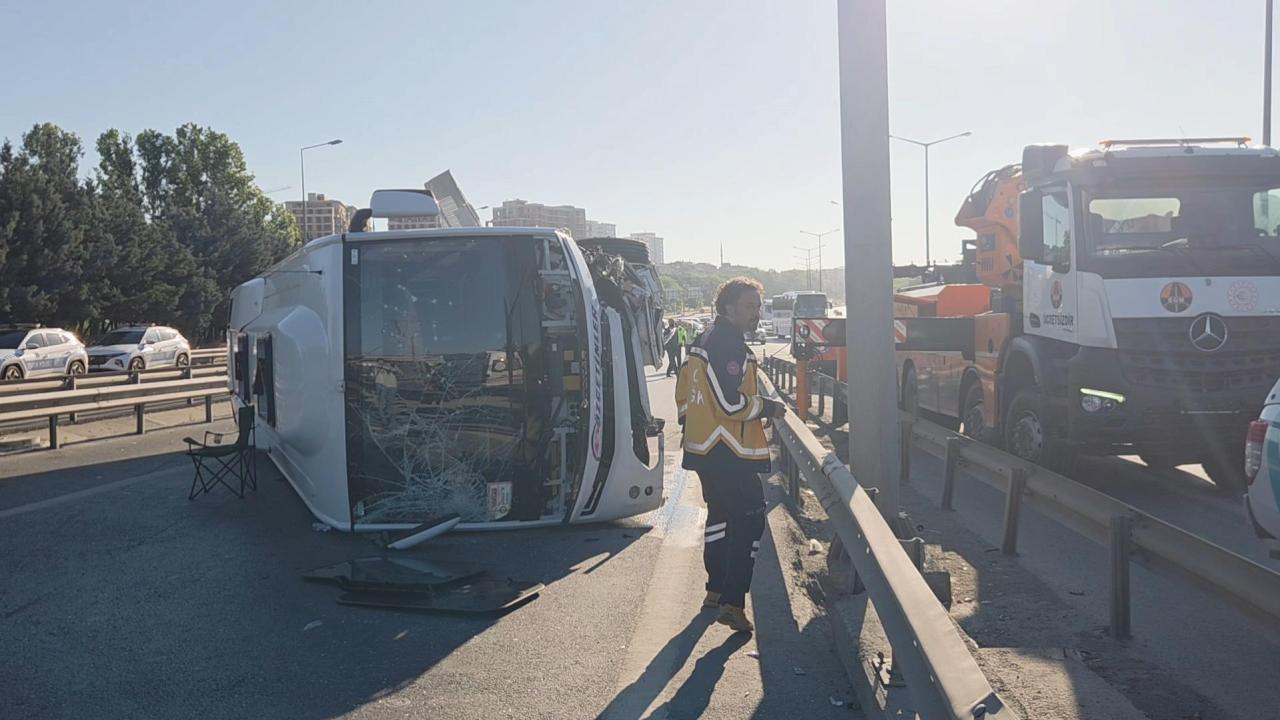 İstanbul’da bariyerlere çarpan midibüs devrildi: 12 yaralı