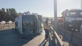 İstanbul'da bariyerlere çarpan midibüs devrildi: 12 yaralı