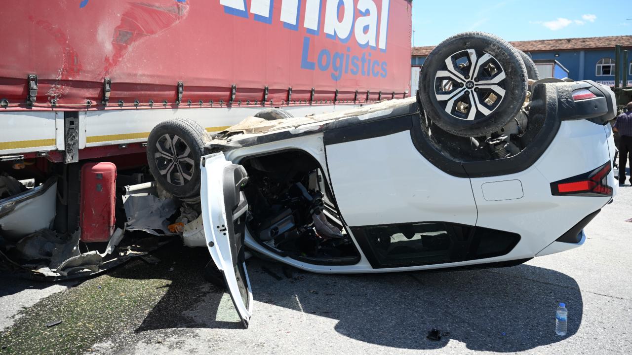 Edirne’de SUV araç tırla çarpıştı: 1 ölü, 2 yaralı