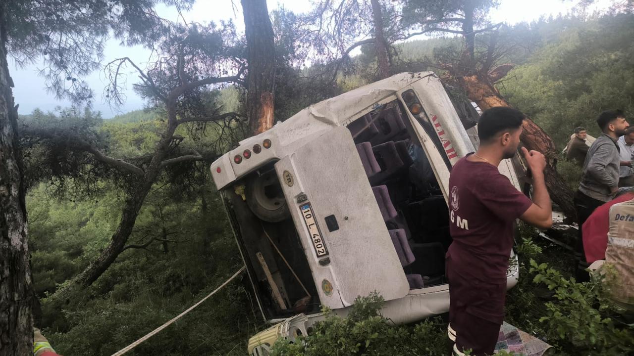 İzmir’de tarım işçilerini taşıyan midibüs devrildi: 22 yaralı