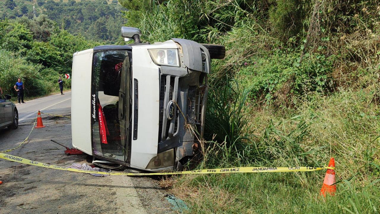 İzmir’de tarım işçilerini taşıyan minibüs devrildi: 1 ölü, 11 yaralı