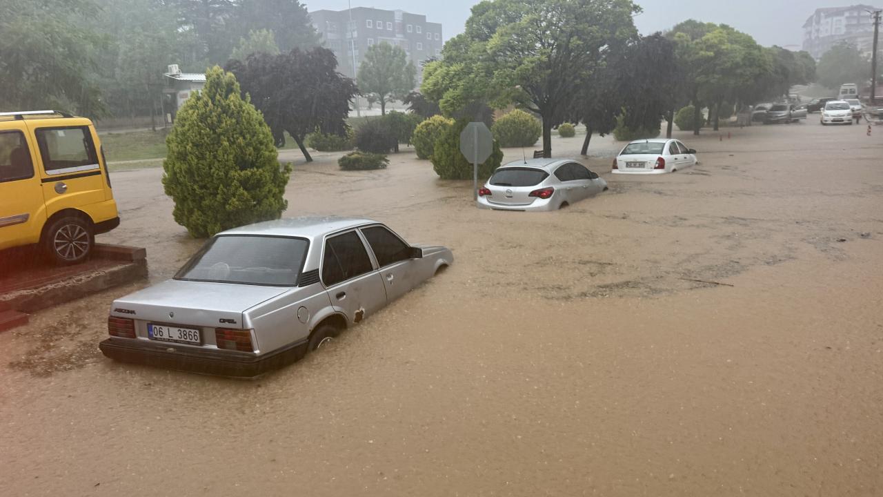 Kırşehir’de sağanak sele dönüştü