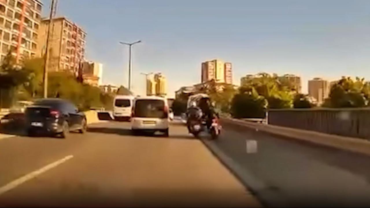 Kartal'da motosikletli, emniyet şeridindeki servise çarptı