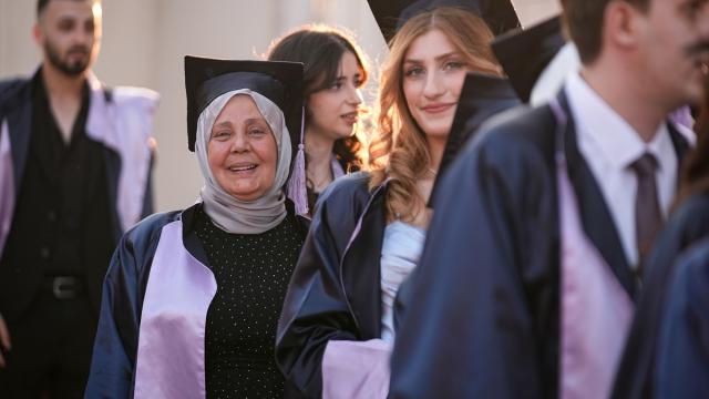 Kanser nedeniyle ara verdiği üniversiteden 38 yıl sonra birincilikle mezun oldu