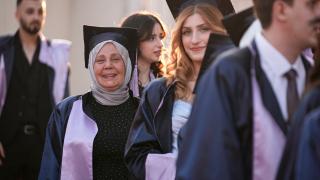 Kanser nedeniyle ara verdiği üniversiteden 38 yıl sonra birincilikle mezun oldu