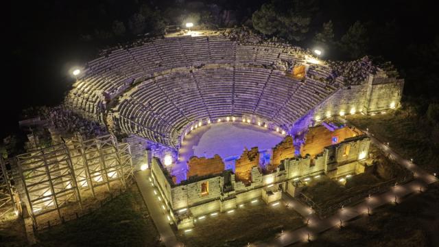 Patara Antik Kenti bu sezon da gece saatlerinde ziyaretçilerine kapılarını açtı