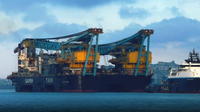 İstanbul Boğazı'nda Dev Vinç Gemisi Geçişi Gerçekleşti